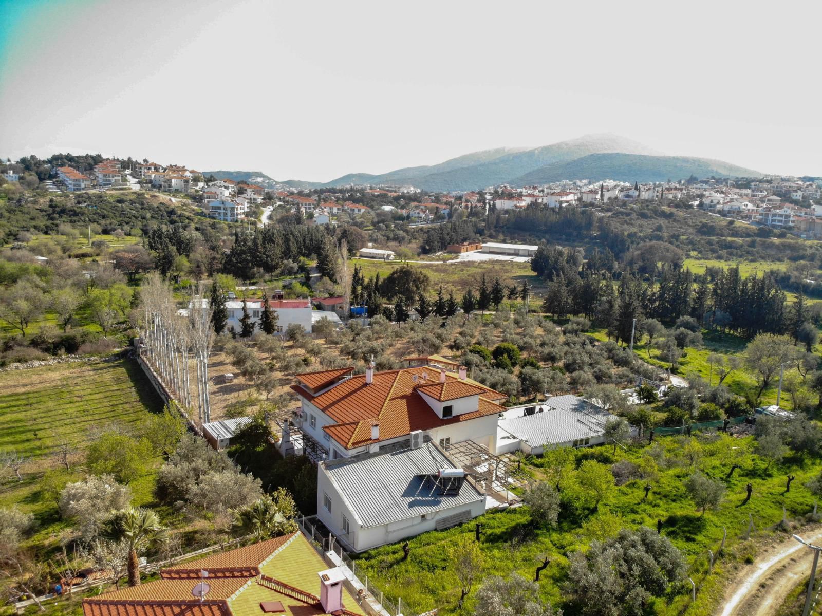 DATÇA'DA İÇİNDE APARTMAAN BULUNAN ARAZİ